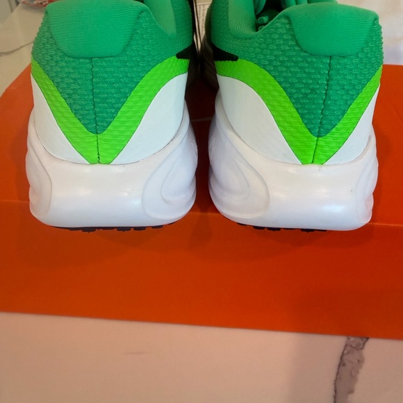 Nike Mens Revolution 8 Green Running Shoes - Lightweight Comfort BNIB!!! - Picture 2 of 10